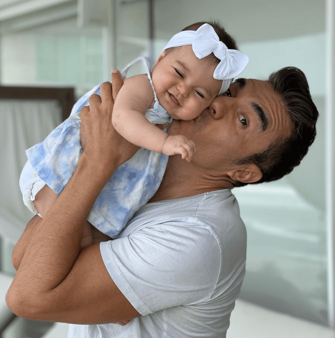 Adrián Uribe celebra que su bebé cumple 8 meses de nacida