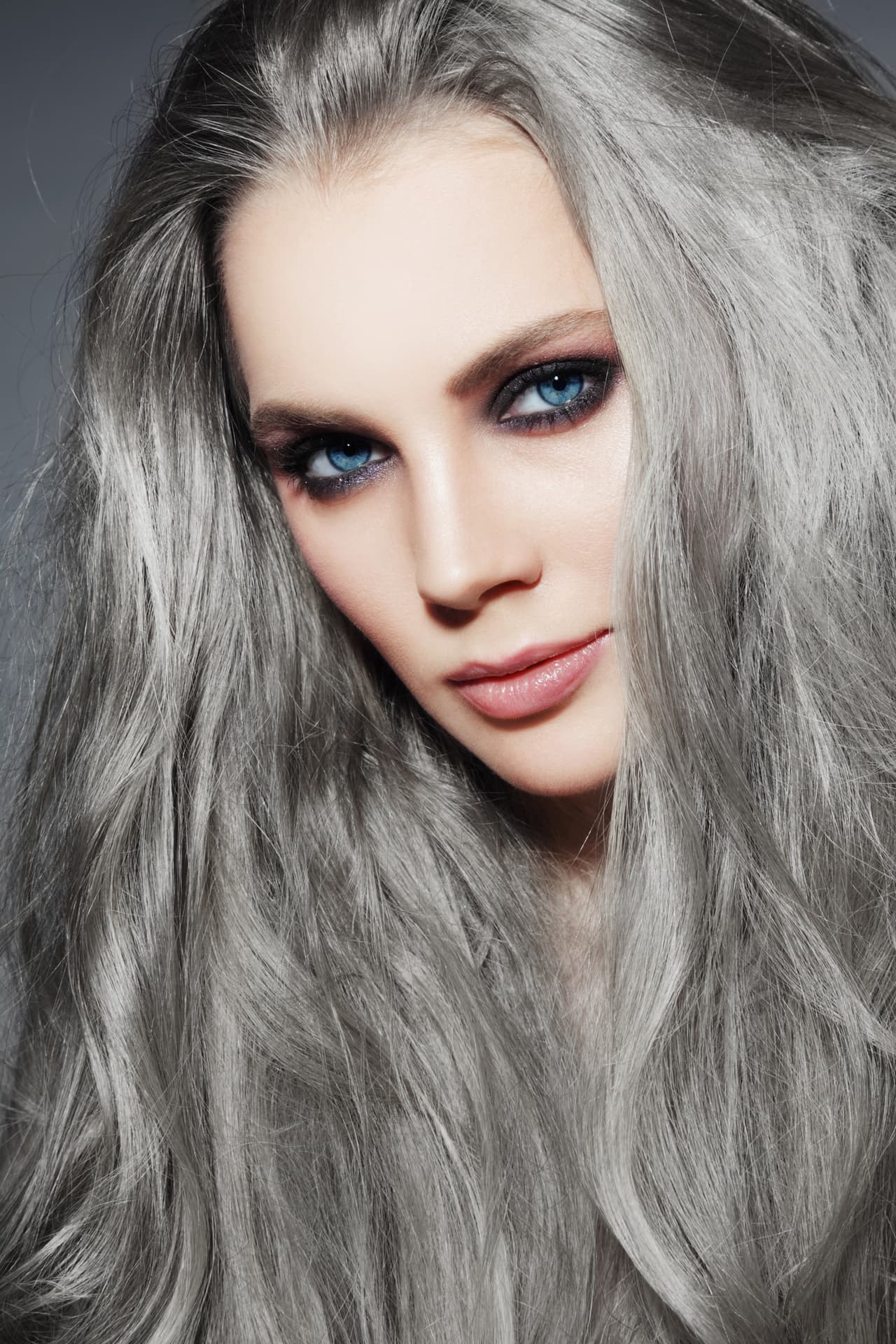 Una tendencia más arriesgada es… ¡al natural! Las canas comienzan a mostrarse con orgullo eliminando el estigma de vejez y es otra de las búsquedas con mayor incremento: 879%. Dicen que de la moda lo que te acomoda y ya tienes una guía práctica de lo que se espera en el 2019