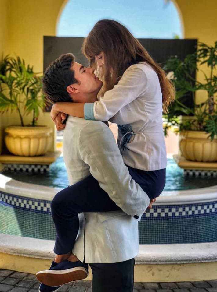 De acuerdo con ‘El Gordo y La Flaca’, la pareja se vio obligada a presumir su idilio por unas fotografías en las que fueron captados muy cariñosos.
