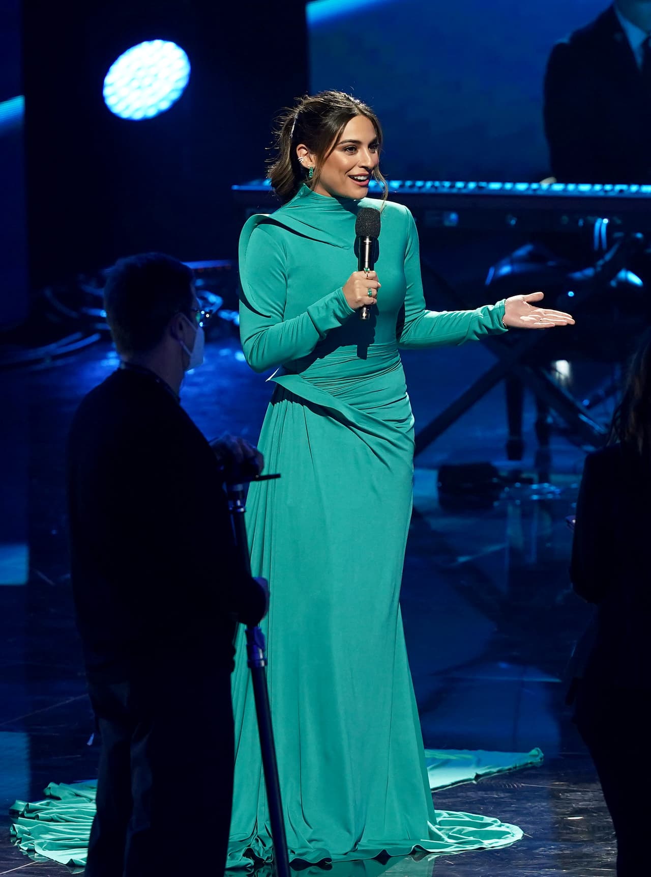 El tercer cambio de la actriz de telenovelas fue un elegante vestido color azul turquesa de Stella McCartney con cuello alto, manga larga e increíbles efectos de drapeado.
