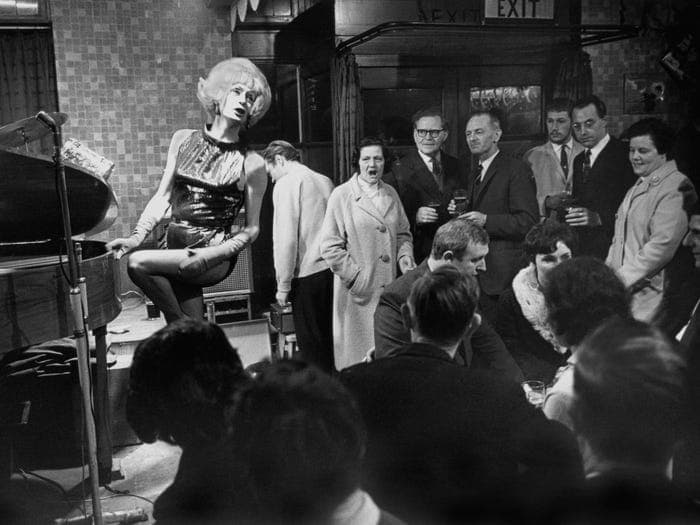 "A Drag Queen in 1966", por Ullstein Bild. 
<br>
<br>En los últimos años, el Drag ha tomado fuerza en la cultura pop, sin embargo esta fotografía nos recuerda que ha estado presente por generaciones. 
<br> 
<br> Momentos sobresalientes, imágenes únicas y emocionales, desde el comienzo de la fotografía hasta los tiempos modernos, han caracterizado el trabajo del fotógrafo alemán Ullstein Bild.
<br>