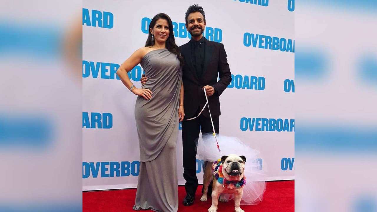 ‘Si tienen perro, déjenlo en la cocina’: Eugenio Derbez intenta hacer ejercicio en su casa pero su perrita no lo deja