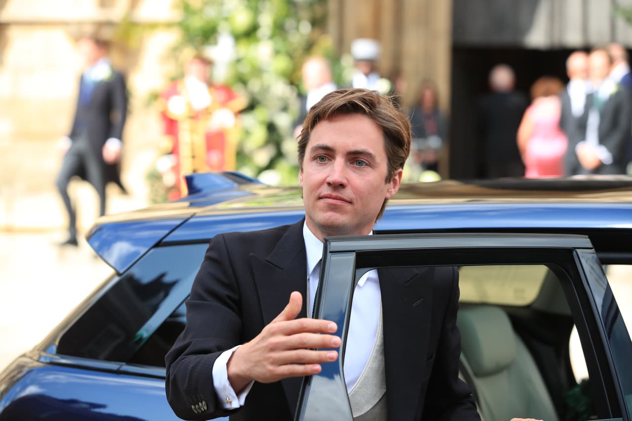 "La boda fue una ceremonia privada entre la Princesa Beatrice y el señor Edoardo Mapelli Mozzi, la cual tuvo lugar en el palacio a las 11 am del viernes 17 de julio en la Capilla Real de All Saints en Royal Lodge, Windsor", confirmó el anuncio.