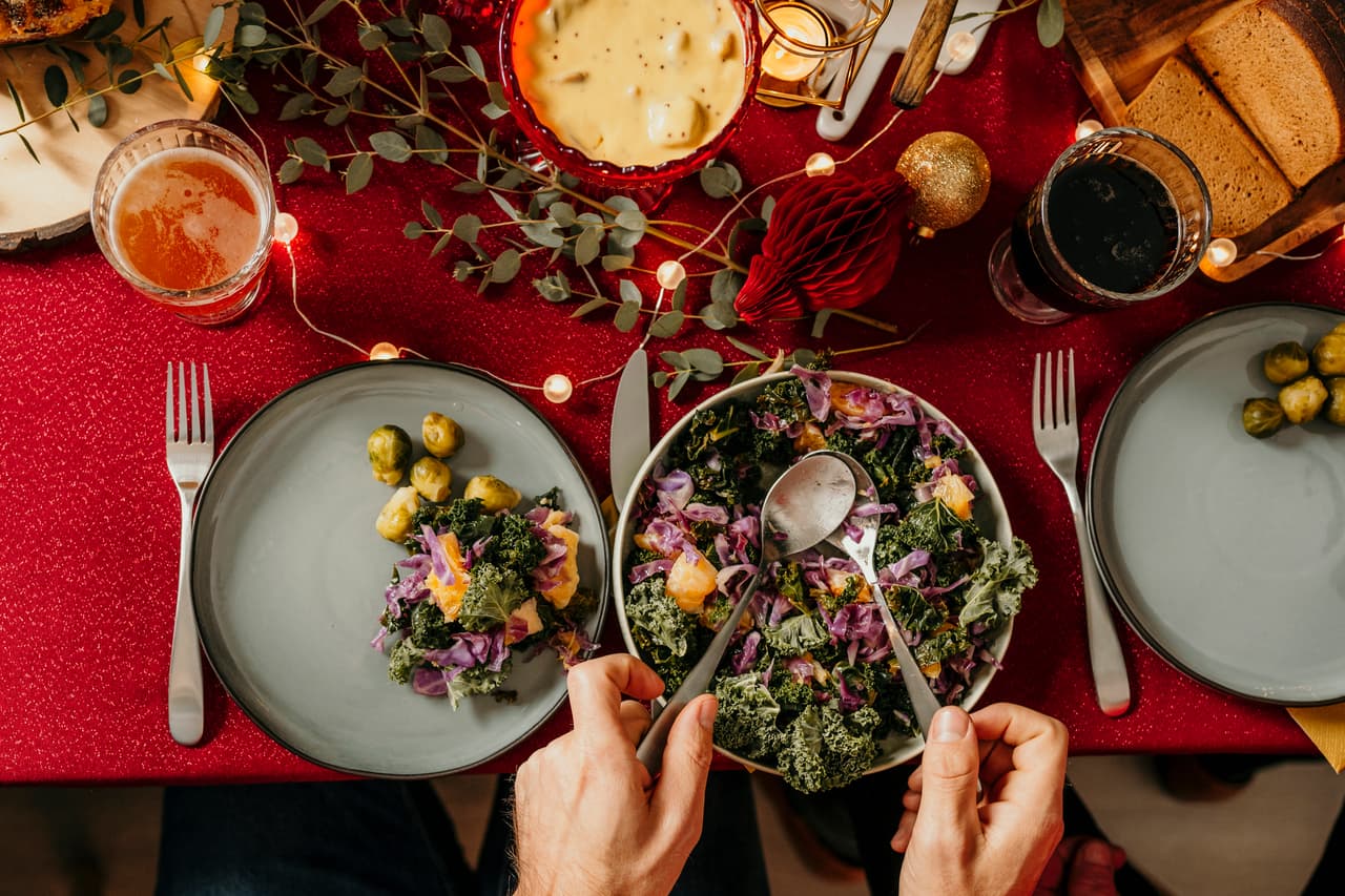 <b>Haz un propio ritual de cena navideña </b>
<br>
<br>Ya sea pidiendo a domicilio una cena para uno, dándote un merecido gusto al paladar, o incluso mejor, intentando esa receta que has investigado una y otra vez en YouTube, prepárate a ti mismo un buen menú para pasar noche buena y dar gracias a la distancia de tus seres queridos con un buen festín.