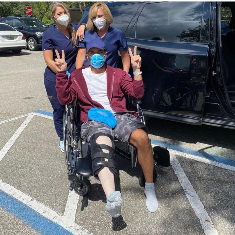 "Ahora sí, rodilla nueva jajaja, gracias Dios por acompañarme en la operación. Todo fue un éxito. Ahora a descansar y terapia con @drbehealthy Gracias a todos por sus buenas vibras", concluyó el actor.