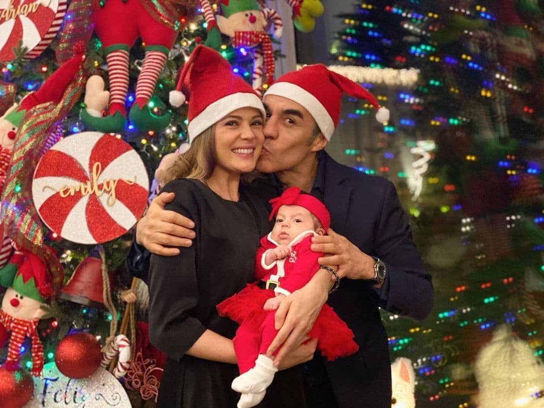 Adrián Uribe y Thuany Martins fueron papás de su primera hija en común el pasado 24 de octubre. Desde entonces, la pareja no ha dejado de compartir lo felices que se sienten de tener a la pequeña Emily en sus vidas. Ambos aprovecharon esta Navidad para dejar una evidencia más de esta felicidad y compartieron corto pero contundente "¡Con nuestro mejor regalo de navidad!"