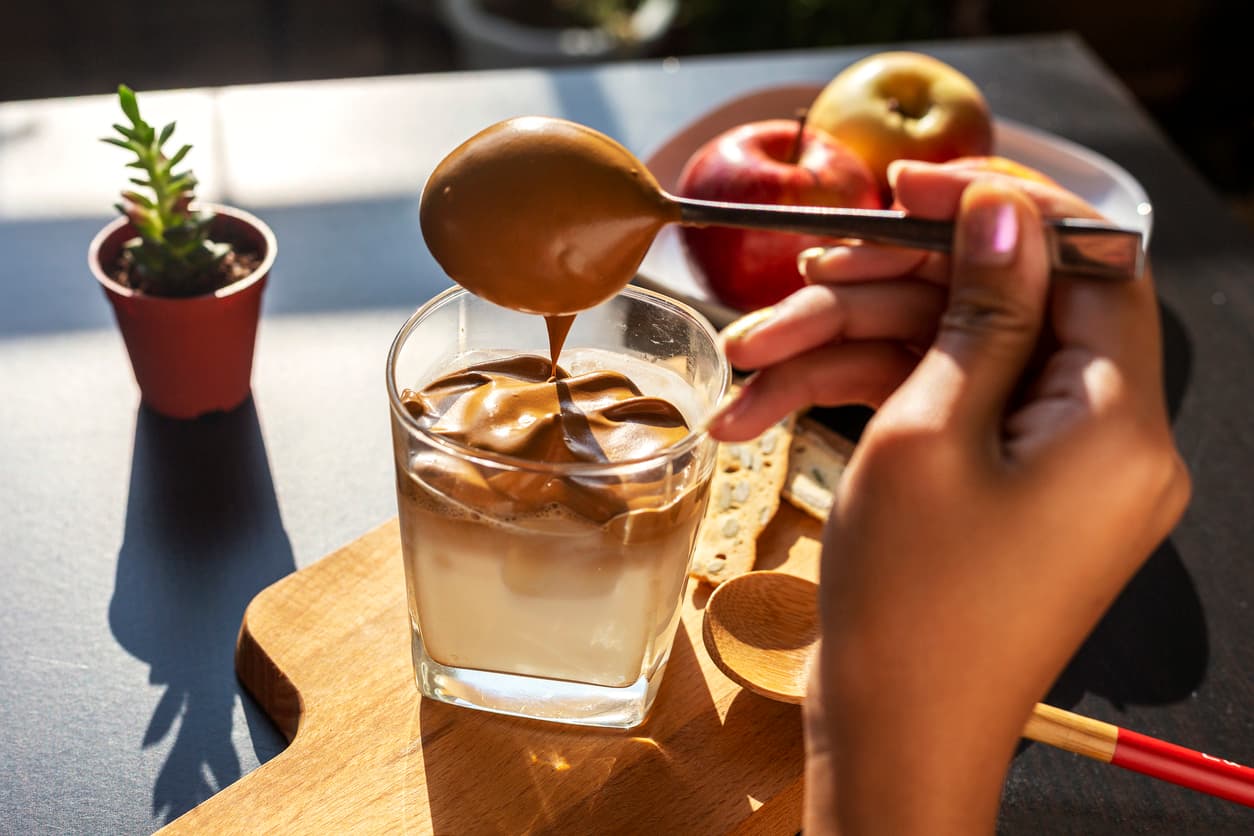 <b>¿Cómo se hace? </b>
<br>Mezcla el café, el azúcar y el agua.
<br>Bate con ayuda de una cuchara o batidora, no te detengas hasta que se forme una espuma espesa. Este paso te tomará entre 3 y cinco minutos aproximadamente.
<br>Sirve la leche en un vaso (con hielo sabe mejor), agrega la crema de café al gusto y mezcla.