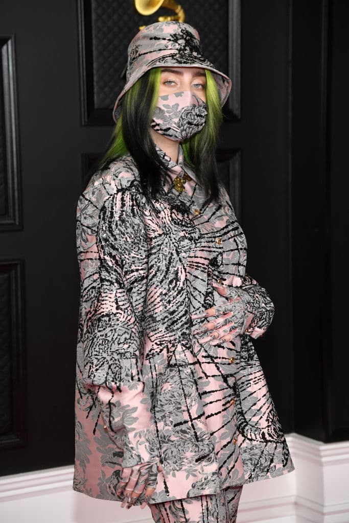 Fiel a su estilo, disfrutando de los looks holgados, con cortes oversized, y sus icónico gorros pescador, 
<b>Billie Eilish</b> arribó a la gana de los Grammy usando 
<b>Gucci.</b>