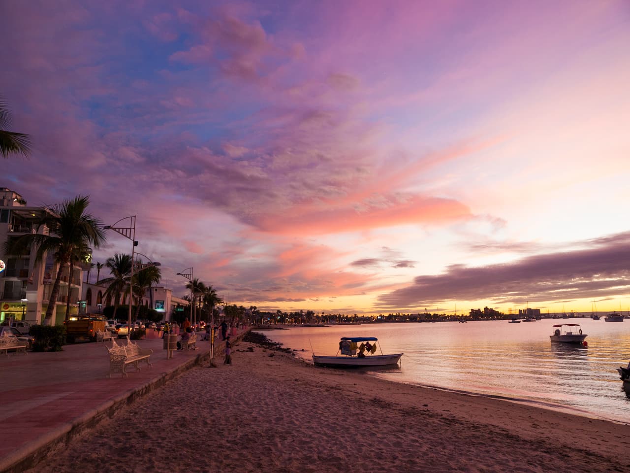 Empezamos el viaje con uno de los destinos más visitaso en esta época del año, Baja California Sur, por lo que no dudes que encontrarás algún lugar a tu gusto para pasar estas fechas en medio de muchos norteamericanos sin perder el ambiente familiar