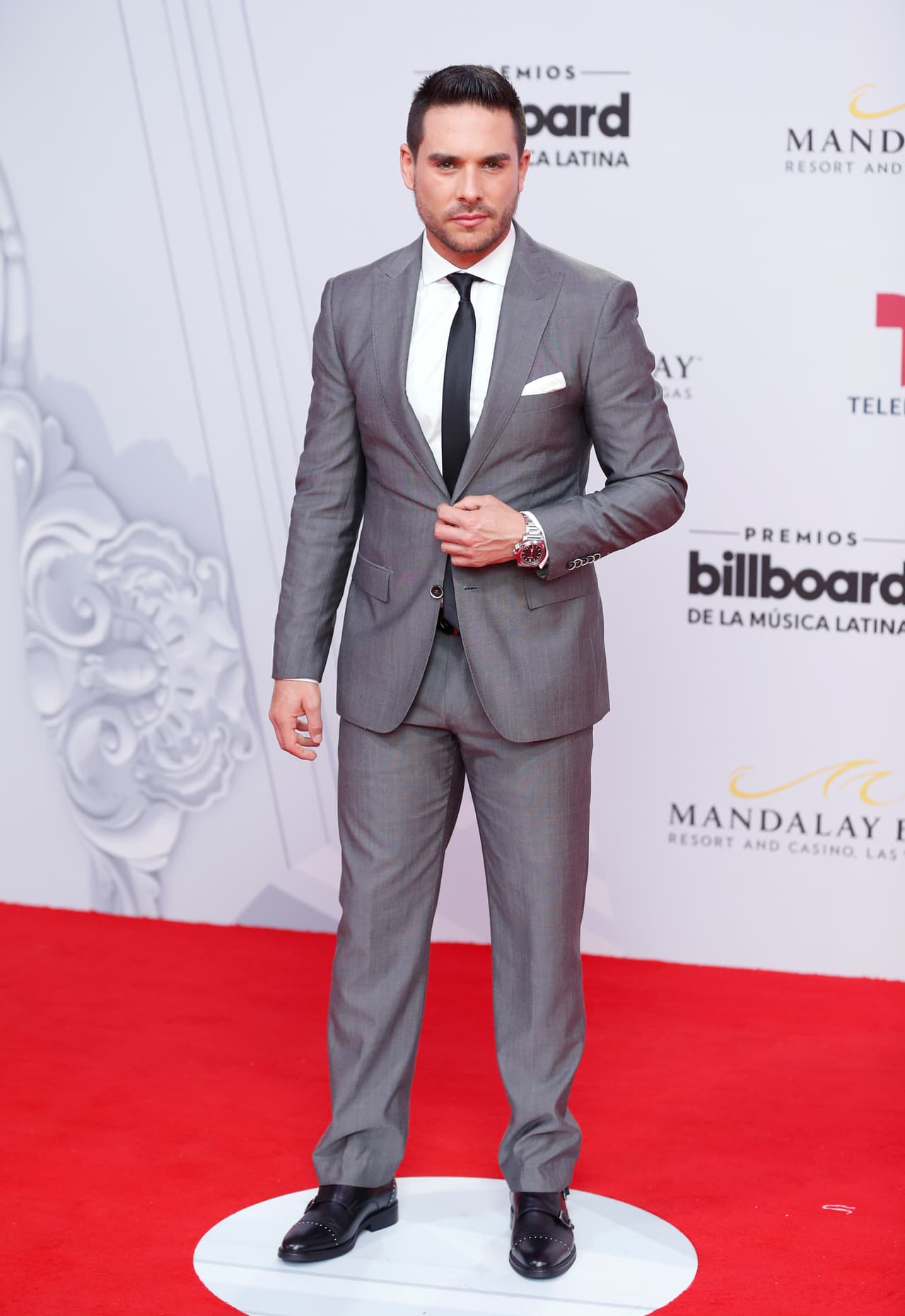 El actor colombiano Sebastián Caicedo vistió con un traje gris bala.