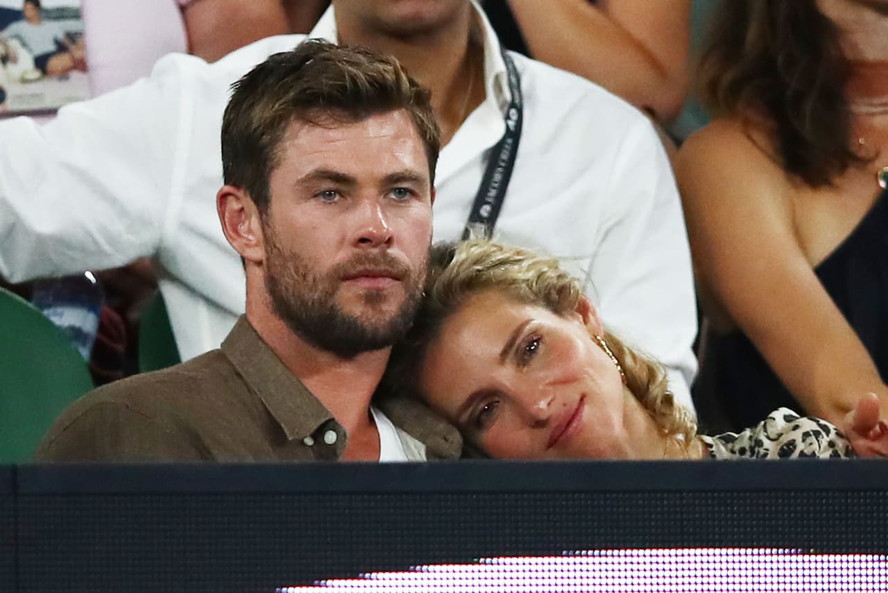 MELBOURNE, AUSTRALIA - JANUARY 28: Chris Hemsworth and his wife Elsa Pataky watch the men's singles final match between Roger Federer of Switzerland and Marin Cilic of Croatia on day 14 of the 2018 Australian Open at Melbourne Park on January 28, 2018 in Melbourne, Australia. (Photo by Clive Brunskill/Getty Images)