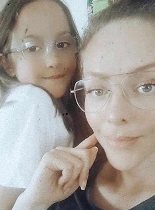 Cocinando en familia, es como Erika de la Rosa pasa estos días en casa. La mamá de Analucy publicó unos clips en los que sale pasando tiempo de calidad con la menor. Con un mensaje lleno de fe, es como alienta a sus fans que la siguen: “Por ella, por ti y por mí #yomequedoencasa #todovaaestarbien #dia1 #covid_19”