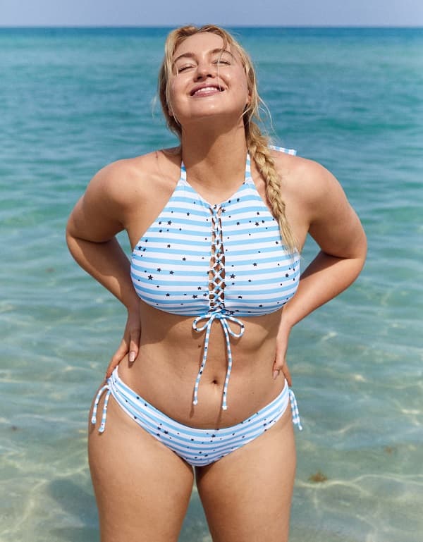 También puedes aprovechar otras formas de jugar con tu escote, tu tipo de cuerpo te permite experimentar con todo tipo de tops en la parte superior de tu traje de baño.