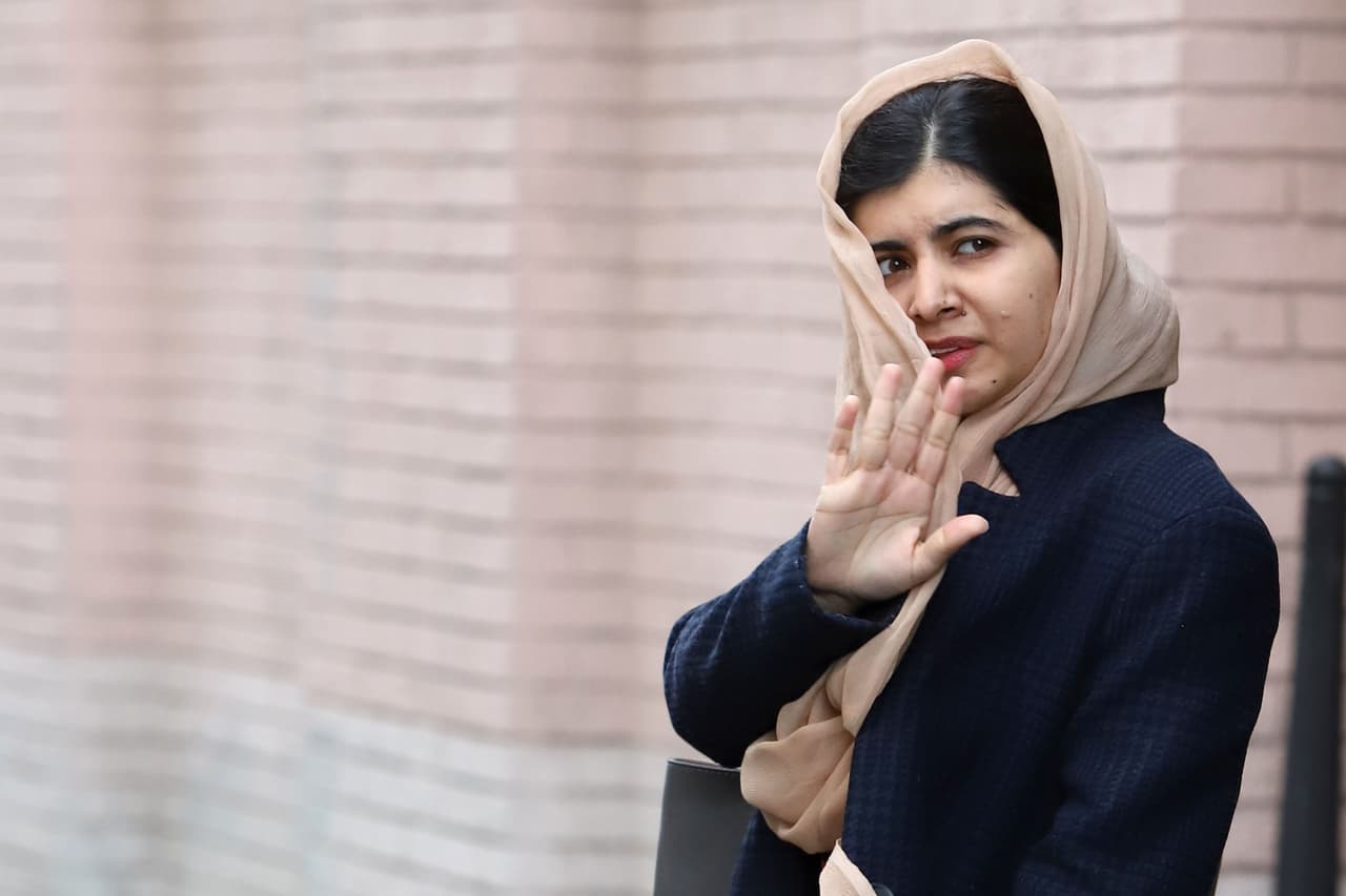 Malala Yousafzai se convirtió en la persona más joven en ganar el premio Nobel de la Paz, con tan solo 17 años; esto sucedió en el 2012, fue durante ese mismo año que se hizo famosa mundialmente, luego de sobrevivir un ataque de los talibanes, incitado por su constante lucha para comunicar al resto del mundo la situación en la que se vivía en Pakistán bajo ese régimen. La joven activista no permitió que el atentado pusiera pausa a su lucha, ha publicado dos libros y ha aprovechado su posición, frente a los reflectores del mundo, para promover su lucha por los derechos de las niñas y las mujeres.