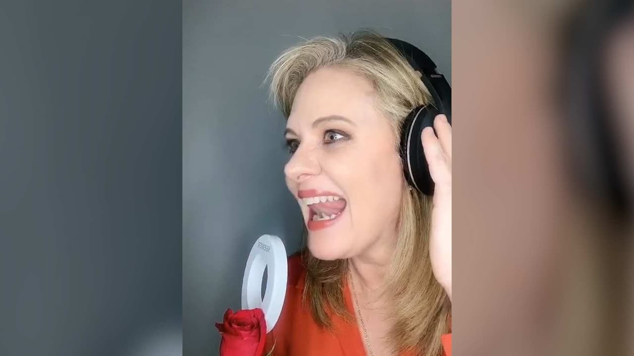 Video: Erika Buenfil te invita a que ‘cantes’ con ella ‘Tusa’ de Karol G