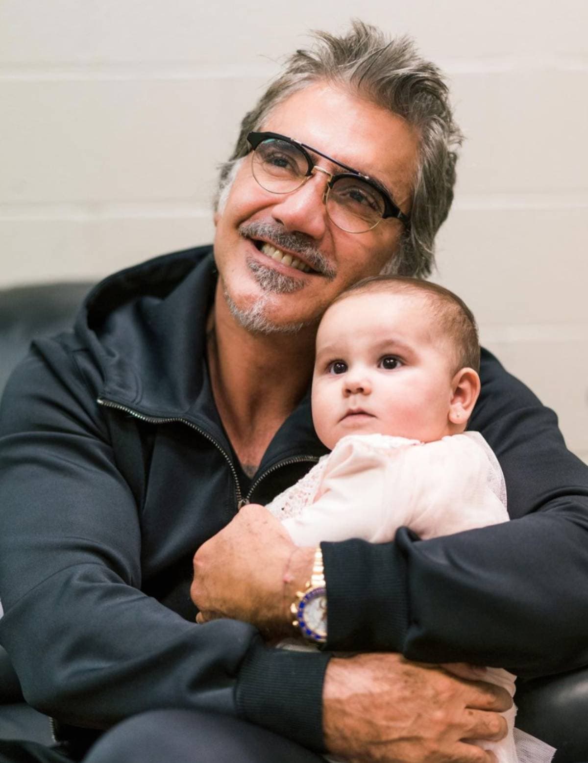 Alejandro Fernández enternece al cantar con su nieta en concierto