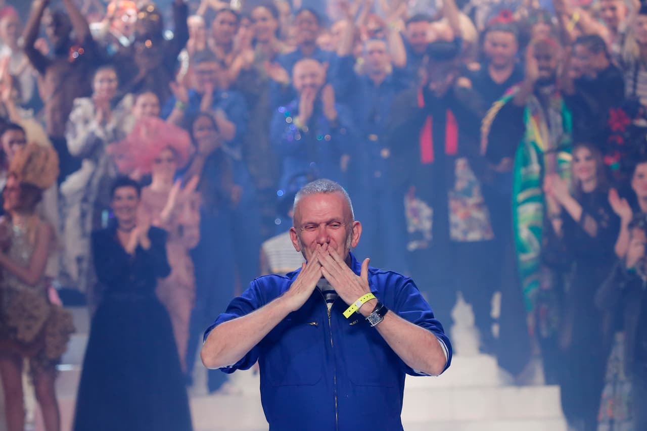 "Te voy a dar una exclusiva, va a ser mi último desfile de alta costura. No te lo puedes perder pero te garantizo que Gaultier París continuará, la alta costura continuará, tengo un nuevo concepto. Ya te hablaré de eso más adelante", reveló el diseñador.