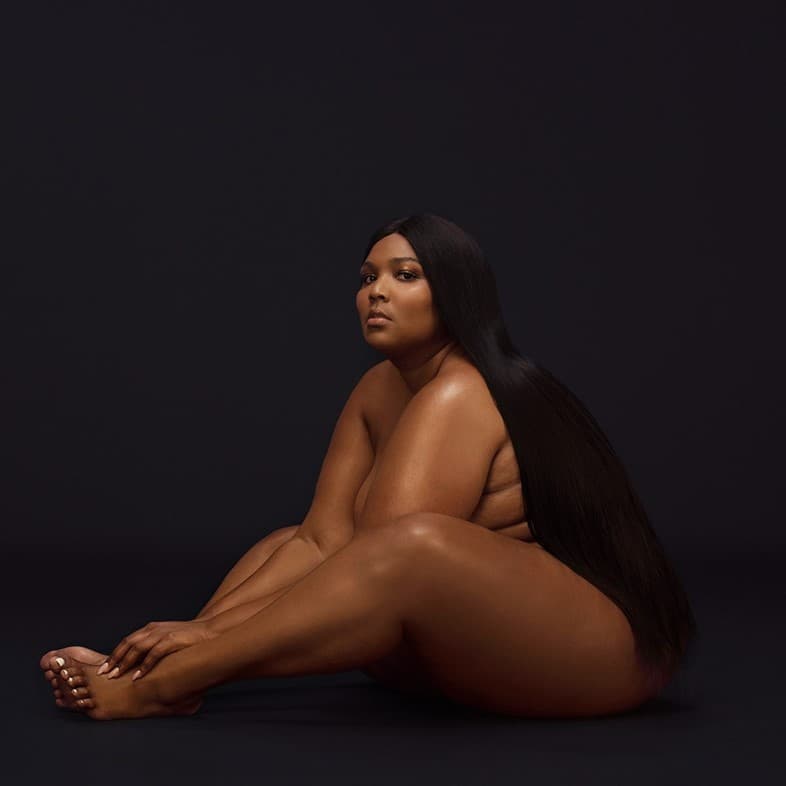 Lizzo es un ejemplo de perseverancia. Ninguna de sus dos primeras producciones la lanzó al estrellato, sin embargo, la joven no se rindió, y fue con su tercer álbum que logró convertirse en una estrella. La joven ha demostrado tener un talento natural para escribir desde el corazón. Sus canciones están llenas de emociones y situaciones reales, pero eso no es lo único que la ha convertido en la favorita del público. Lizzo no teme a hablar de su cuerpo, ama presumir lo mucho que se quiere y constantemente comunica un mensaje de autoaceptación y autoestima para sus fans. La cantante no teme decir las cosas como son, y se siente orgullosa de todos sus logros, porque además ha demostrado que no se necesita caer en los estereotipos de belleza que tiene la sociedad para llegar lejos en la vida y ser considerada una persona hermosa. Pocas celebridades en la actulidad manejan un discurso de amor propio tan profundo y real como el de Lizzo.