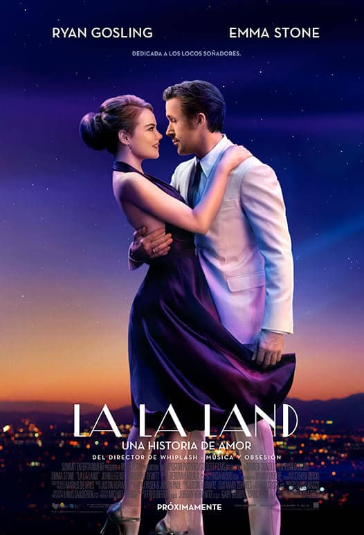 En La La Land (2016) los caminos de Mia Dolan (Emma Stone) y Sebastian Wilder (Ryan Gosling) se unieron a través del arte. Mia es aspirante a ser actriz y Sebastian sueña tener su propio club y tocar la música que le gusta. Ambos luchando por sus sueños, pero el destino les tenía otro desenlace.