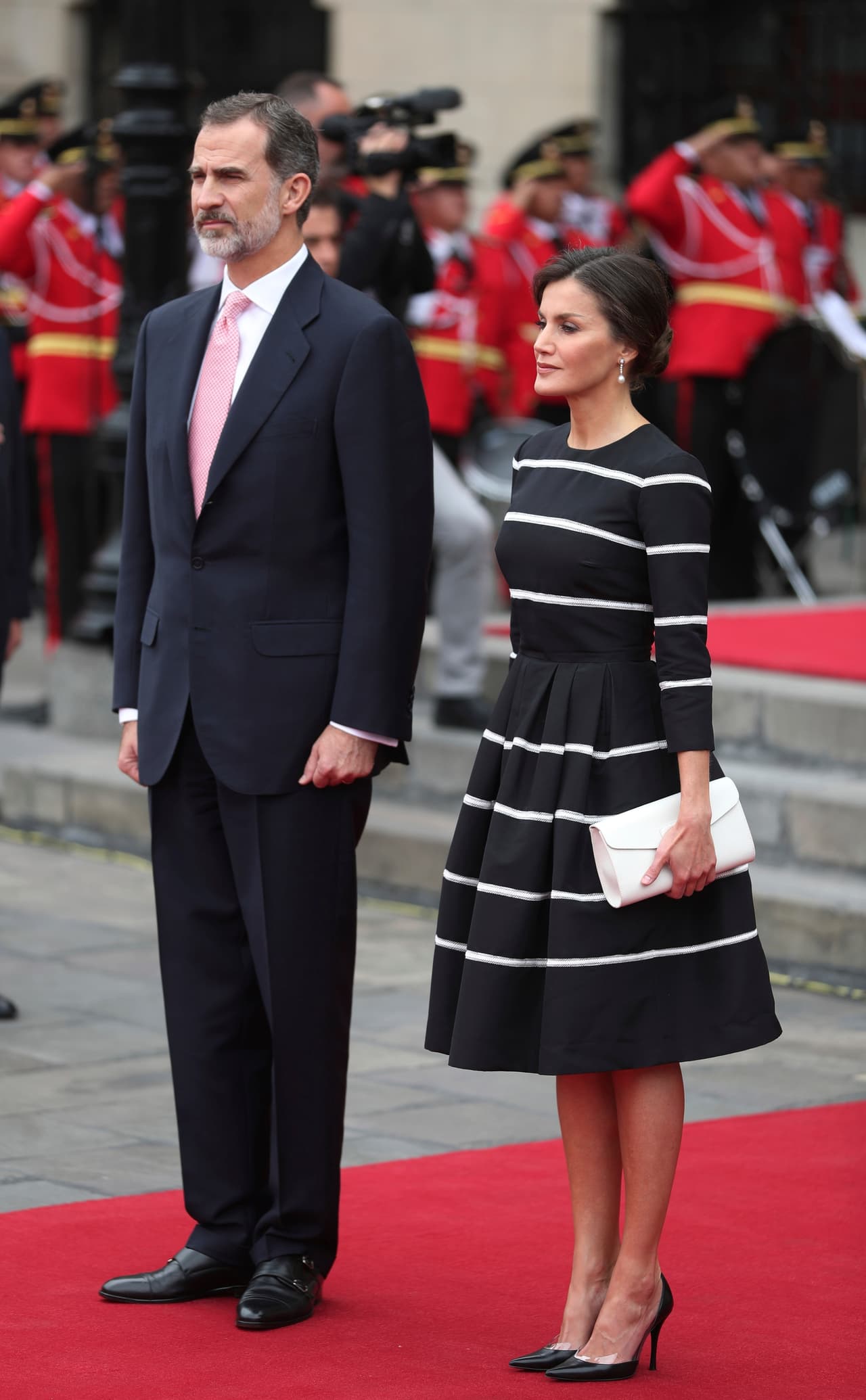 En otros eventos oficiales ha optado por mantener un estilo clásico, con accesorios más contemporáneos para balancear su outfit.