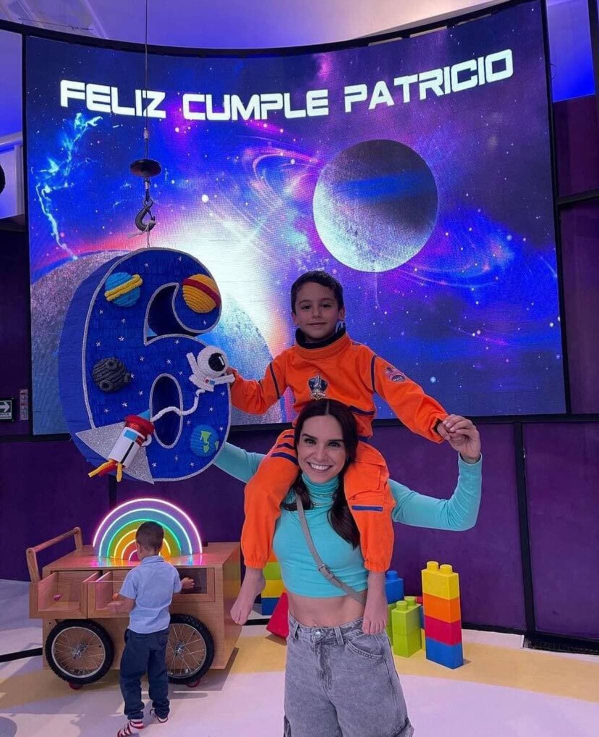 Tania Rincón le organizó una fiesta en el "espacio" a su hijo