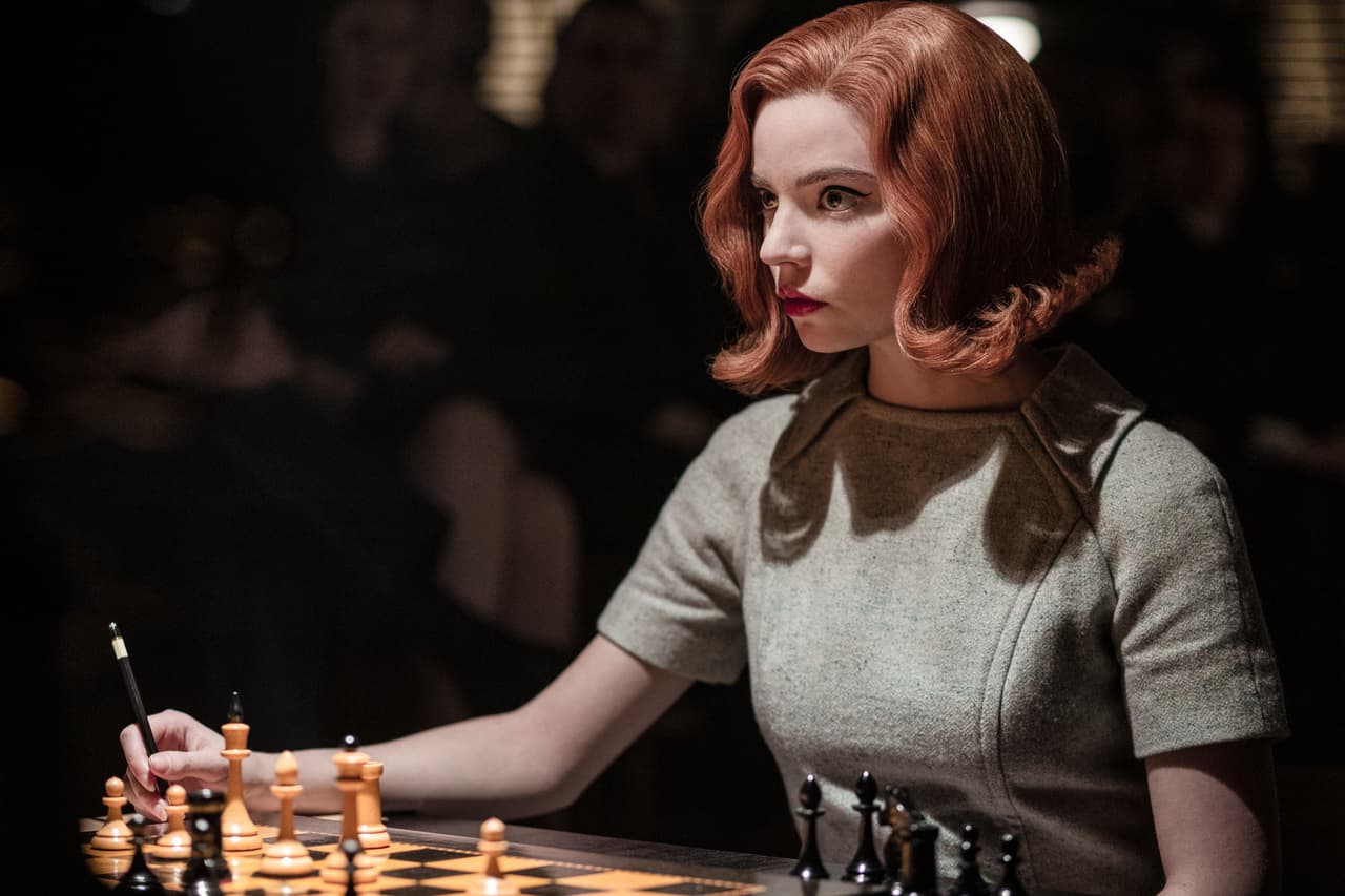 6- Gambito de dama. La serie de Netflix de Anya Taylor-Joy continúa siendo uno de los contenidos más vistos de la plataforma de streaming, además de que subió las ventas de tableros de ajedrez.