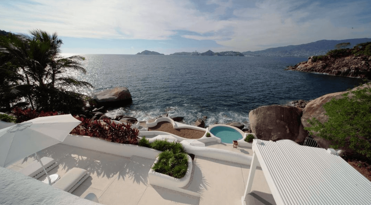 A través de sus redes sociales personales ha presumido su enorme casa, pero ahora mostró cada uno de sus rincones en la cuenta que le creó en Instagram @casadelaensenada.
<br>
<br>Quien esté interesado en disfrutar de esta mansión, es posible, solo tiene que pagar entre
<b> 35 mil y 50 mil pesos por noche</b>; el costo depende la temporada que deseen alquilarla.