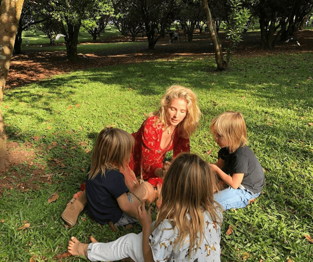 Para preservar su privacidad, Chris Hemsworth y Elsa Pataky publican fotos de sus hijos pero siempre aparecen de espaldas. Las postales muestran situaciones divertidas y tiernas, protagonizadas por India Rose y los mellizos Tristan y Shasha.