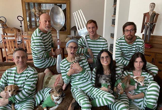 Posteriormente, la actriz de 57 años publicó la que sería su foto en familia; todos uniformados con divertidas pijamas verdes y utilería. Las mascotas de la casa tampoco podían faltar.