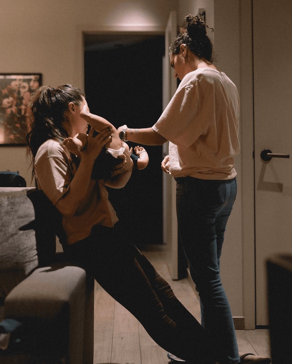 Joy Huerta compartió una postal en la que se ve a su esposa Diana, y a su bebé, Noah. En ella mencionó que nunca esperó que se tendría que quedar en casa de forma indefinida, sin embargo, destacó la importancia de hacerlo y cuidar la salud. “Por favor 🙏 por favor, POR FAVOR! Por ustedes, por los suyos, por los nuestros #QuédateEnCasa”.