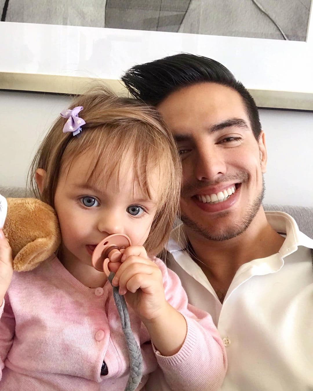 Finalmente, fue Vadhir el último integrante de la familia Derbez que se unió a la celebración de los dos años de Kailani. El actor y cantante escribió: "Creció tan rápido la bendición❤️👶🏻 jaja Feliz cumple a mi sobrina shula Kai que hoy cumple 16 añotes (foto actual) TE AMO (no es por presumir pero soy el Tio favorito😎)".