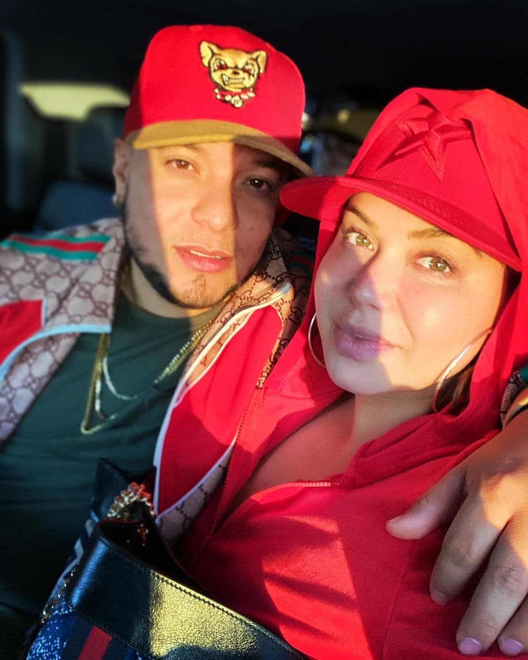 "El Tweet pasado que borré no es hacia mi esposa. Por favor no seas de amarre navajas. Love and respect always", dijo.