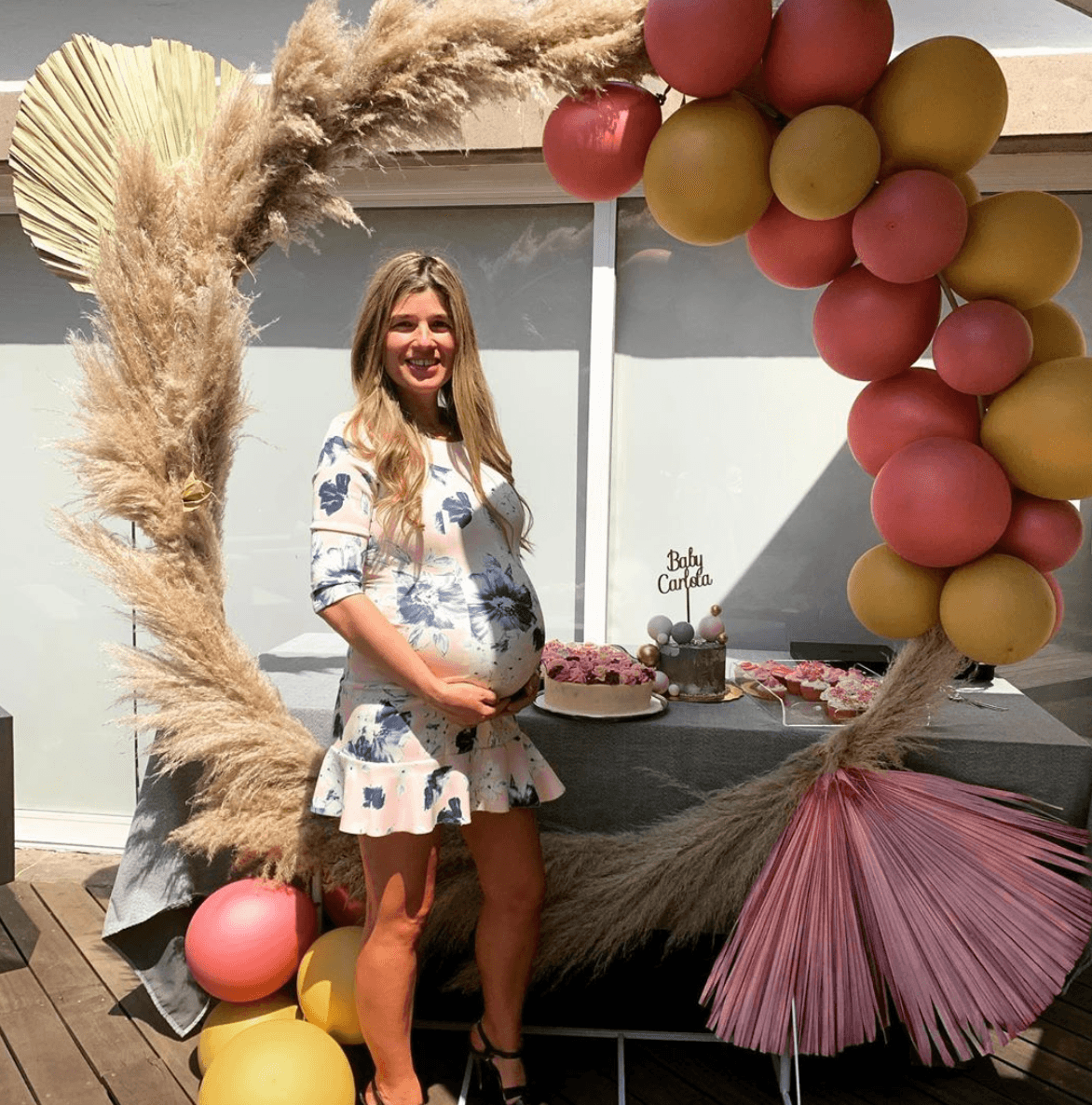 Pese a la situación actual que se vive por la pandemia, sus amigas le organizaron un pequeño baby shower para celebrar que está a días de recibir a su bebé.