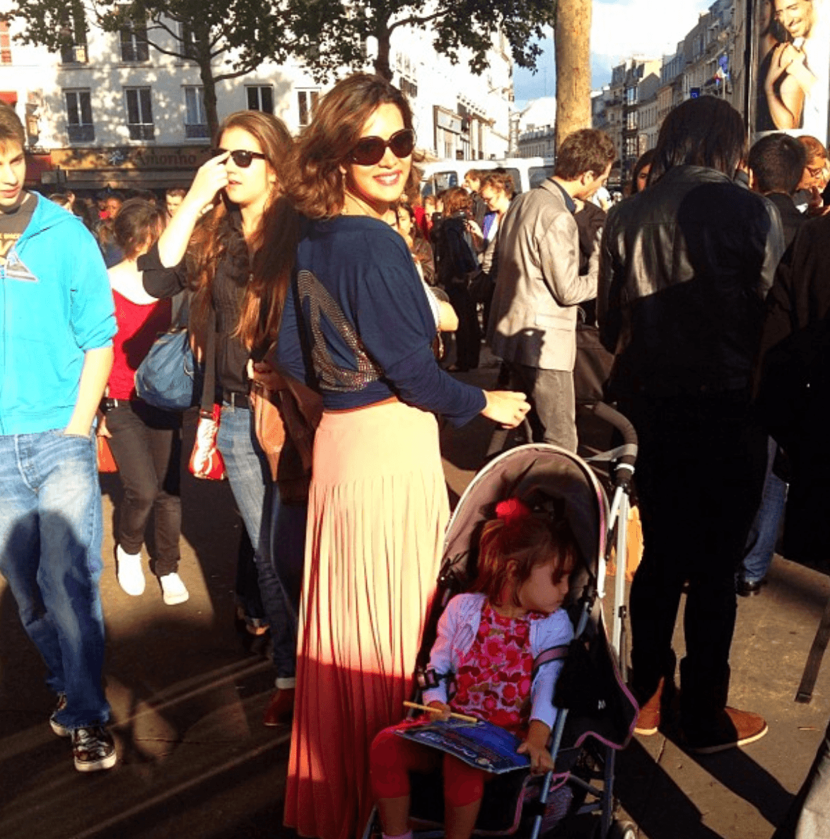 La actriz y modelo venezolana, Mónica Spear, su esposo Thomas Berry y su hija Maya estaban de vacaciones en el 2014, cuando su auto sufrió un incidente y en el momento en el que estaba siendo remolcado por una grúa, un grupo de delincuentes llegaron y asesinaron a la pareja.