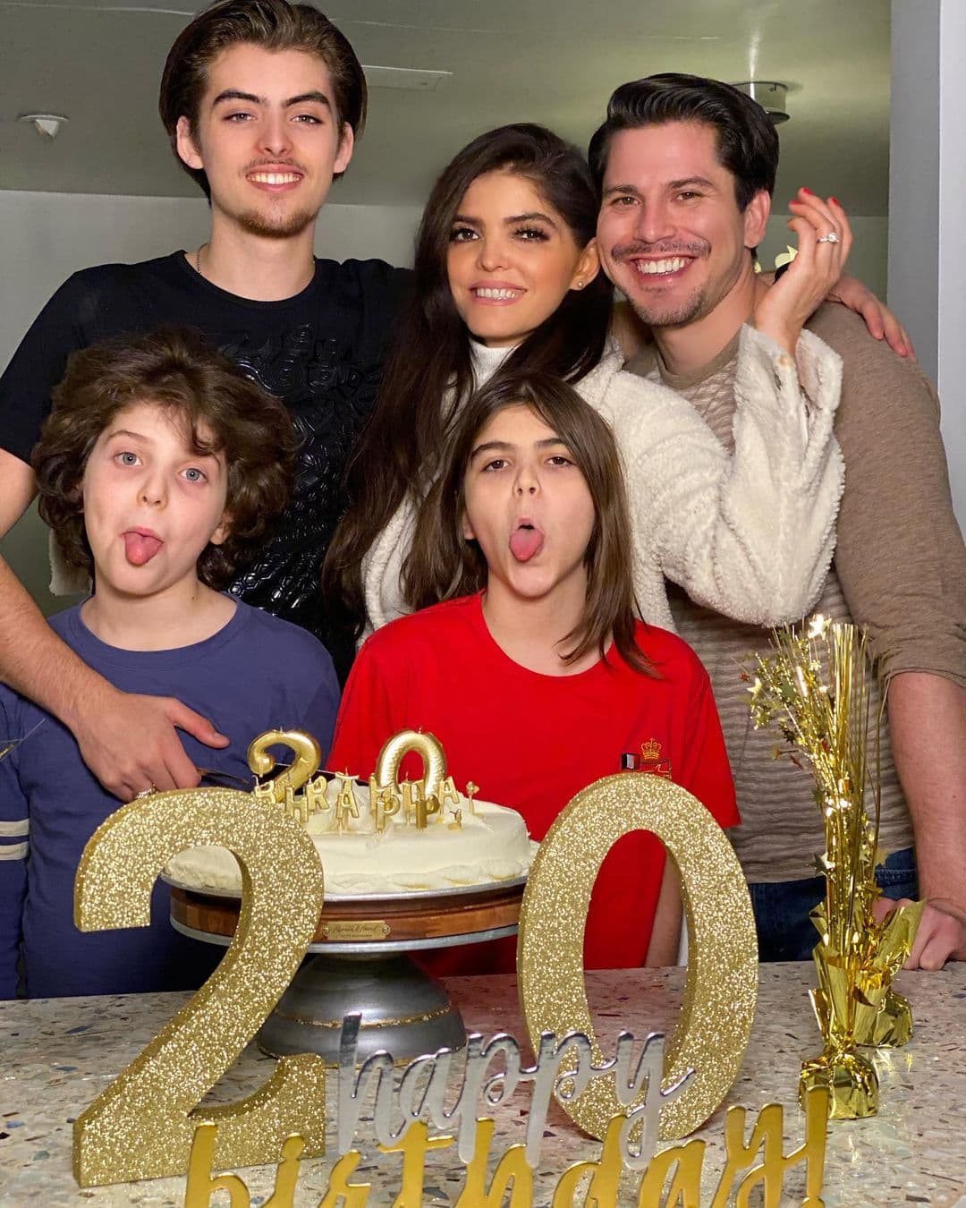 En el ámbito personal, la cantante es abierta en compartir cada una de sus faceta como mujer. Desde haberse convertido en madre por primera ocasión de Emiliano Galardo Ugalde, en el año del 2000. 
<br>
<br>Más tarde, en el 2006, la cantante dio a luz a su segundo hijo José María Fernández Ugalde, fruto de su matrimonio con José María Férnandez "El Pirru". En el 2011, se volvió mamá por tercera ocasión de Jerónimo Barba Ugalde, hijo que tuvo de su relación con el cantante Reyli Barba.