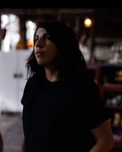 La mexicana Alejandra Márquez Abella se ha abierto camino en el mundo de la dirección cinematográfica en México. Dedicarse a esto es, de por sí, una tarea difícil, que se vuelve todavía más complicada cuando eres mujer. Alejandra ha dejado que su talento y creatividad hablen por ella, con sus cintas 'Semana Santa' y 'Las Niñas Bien', ha logrado posicionarse en festivales internacionales de cine como el de Toronto. Nacida en San Luis Potosí, Alejandra sabe que le espera un camino un poco pesado para posicionarse como una directora mexicana reconocida, pero eso no la ha dejado darse por vencida. La directora y escritora está convencida de que el futuro es de las mujeres y que, uniéndose y apoyándose pueden lograr cosas increíbles, incluso un lugar la lado de grandes del cine como Del Toro o Iñárritú.