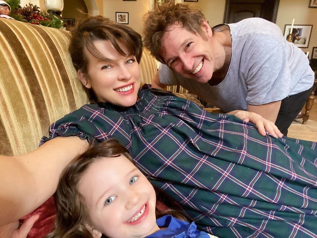 Quien recientemente se aventuró a un segundo embarazo con 44 años cumplidos, fue la actriz Milla Jovovich. La protagonista de la saga 'Resident Evil' (2002) fue mamá por primera vez en el 2007 de su hija Ever Anderson; en 2015 llegó su hija Dashiel. Este 2020 la cigüeña visitó por tercera vez a la ucraniana con la llegada de su pequeña Osian.