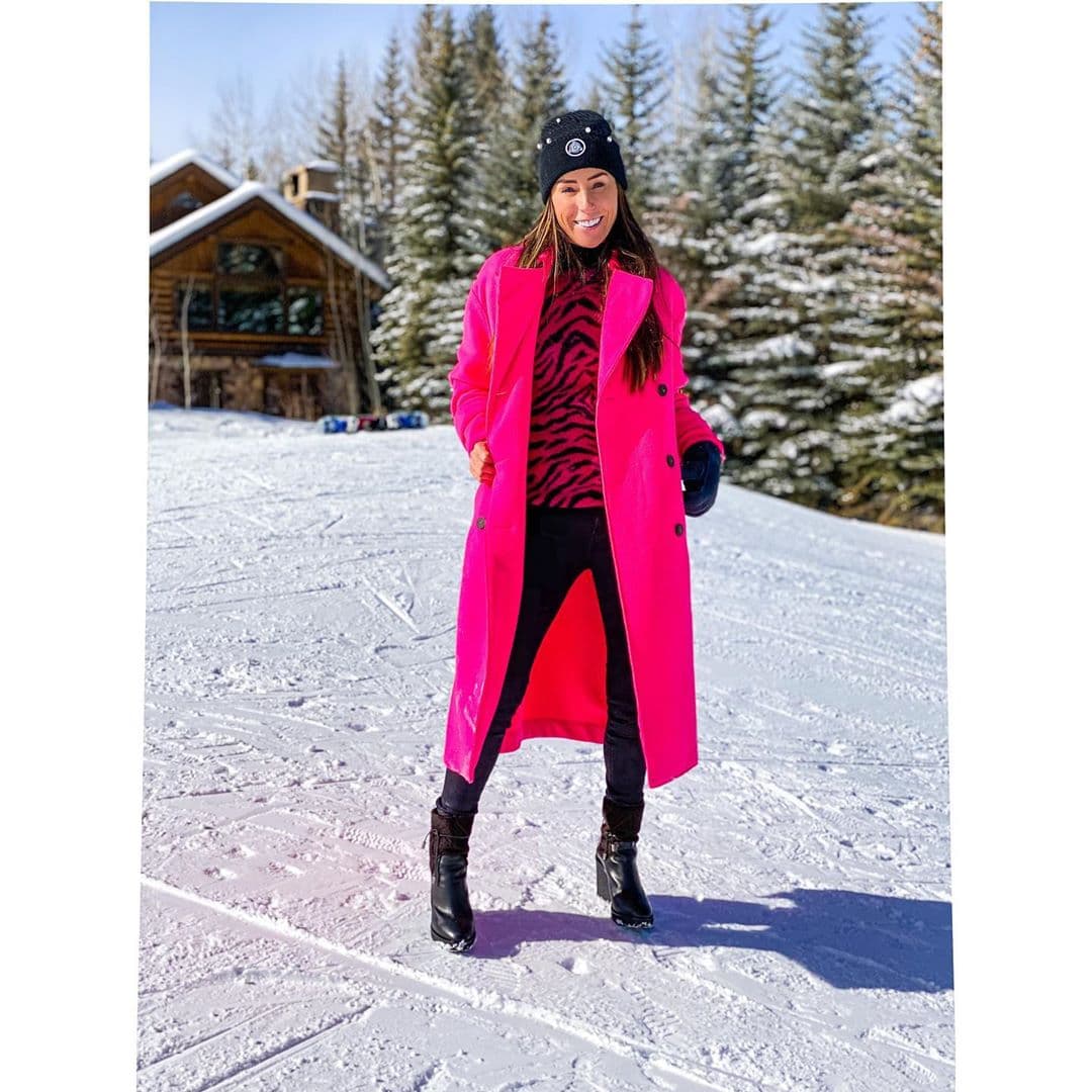 Como siempre, eligió un look ideal para la ocasión. Un suéter rosa con negro de animal print, unos pantalones entallados en color negro y encima un largo abrigo. Además, no podían faltar unas botas altas en color negro, un gorro y guantes.