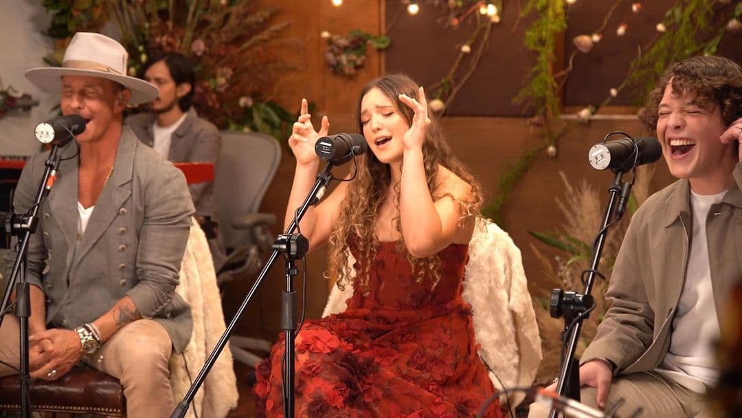 Padre e hija presentaron en "Raíces" un compilado de grandes covers de la música en español, incluyendo temas de Timbiriche, como "Con todos menos conmigo", "Princesa tibetana", "Muriendo lento", y "Si no es ahora".