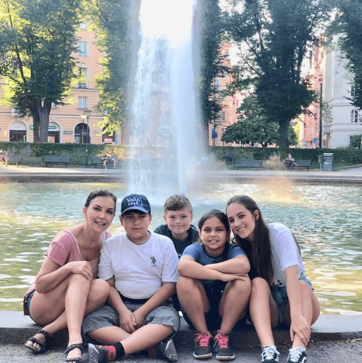 <b>Laura Flores</b> aparte de ser actriz, es mamá de tiempo completo de cuatro hijos. Los dos mayores, María y Patricio, son fruto de su primer matrimonio, pero después llegó a su vida Alejandro y Sofía de 8 y 7 años, respectivamente, a través de la adopción. Durante años trató de ser madre, por lo que sus dos embarazos fueron producto de inseminación artificial e in vitro, reveló para People en español.