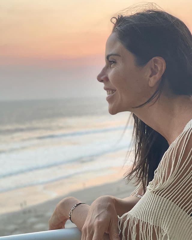 Por su parte, Paola Rojas conquistó a más de uno en su perfil oficial, dejando se ver sin una gota de maquillaje en un retrato de perfil, mientras admiraba tranquilamente el mar.