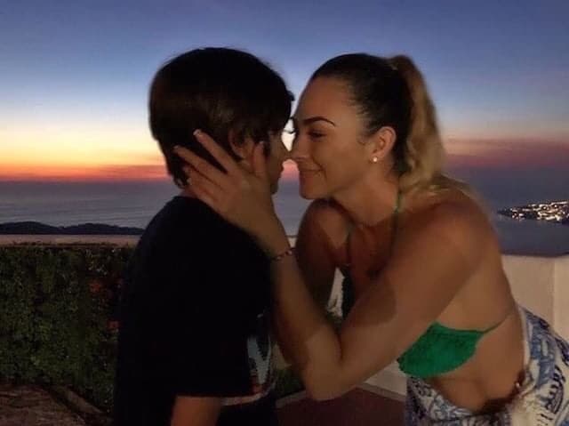 Cuando la actriz es cuestionada sobre la pensión económica que Luis Miguel debe darle para sus hijos, ella se limita a resaltar que a Miguel y Daniel no les falta nada.