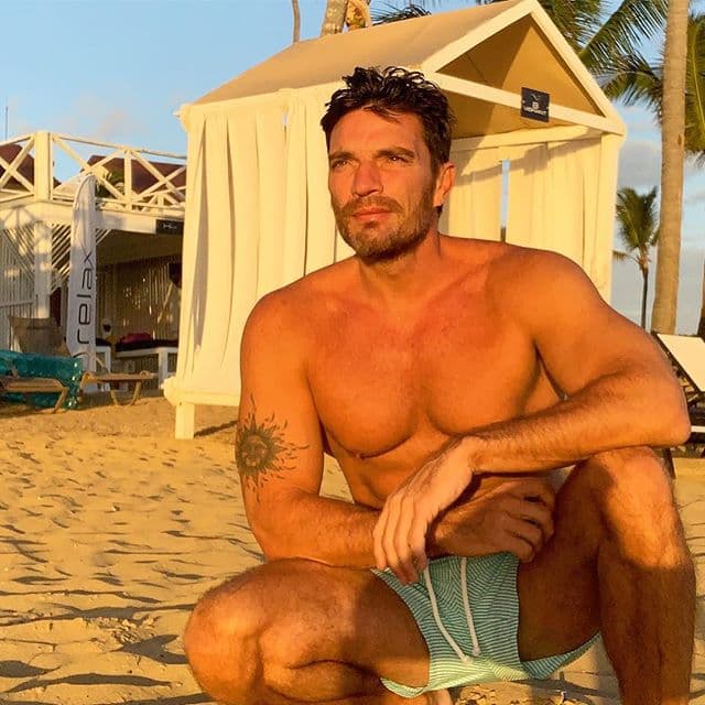 Dicen que algunos hombres son como el vino: la edad agria a los malos y mejora a los buenos. ¿Será así? Aquí 12 galanes que sin duda las canas y el tiempo les ha sentado mejor que en sus 20.