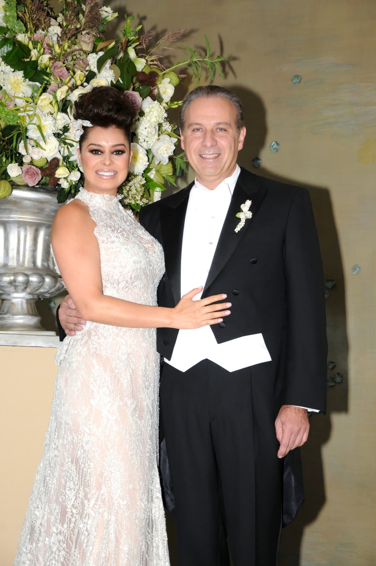 En su boda con el abogado Juan Collado, la actriz Yadhdira Carrillo utilizó dos vestidos de novia diferentes y una gargantilla de siete diamantes.