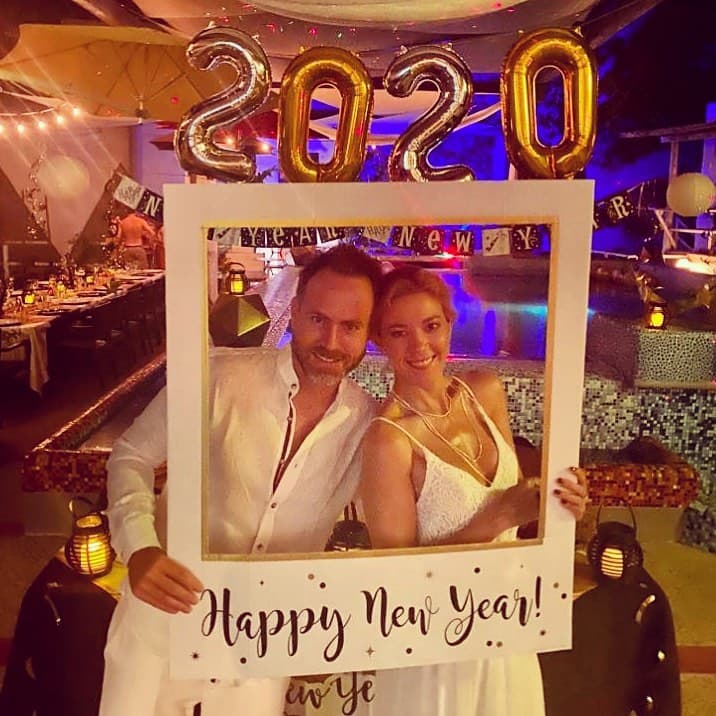 Fernanda Castillo también visitó el mar, pero para su look de Año Nuevo eligió el color blanco.