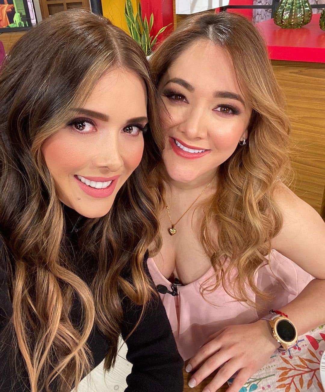 En el 2020 la tendencia de "ribbon" o "listón" de color, ha tomado fuerza gracias a divertidos looks de cabello en los que dos bloques ofrecen iluminación, enmarcando el rostro.