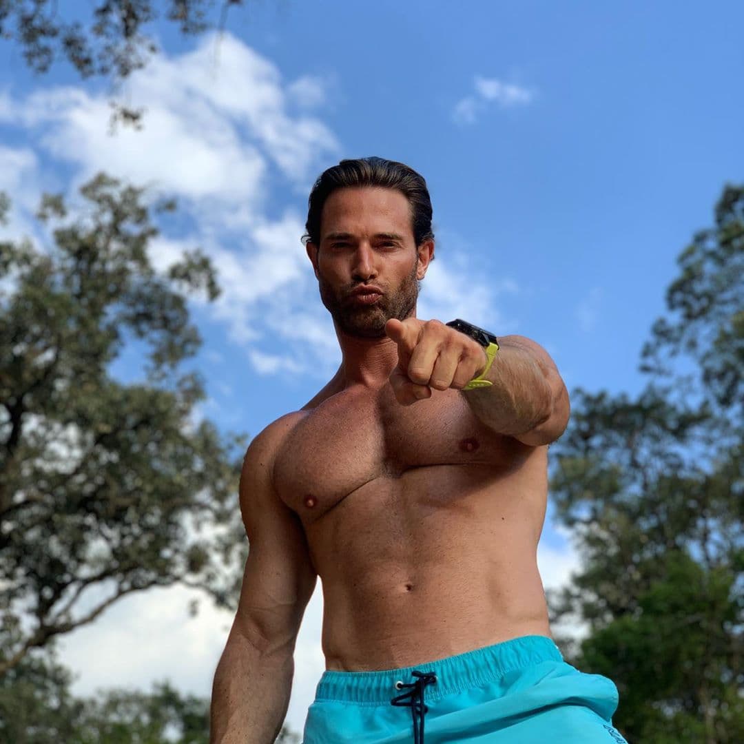 Hoy por la mañana, el guapo actor de 45 años subió una foto en la que usa una playera con la leyenda: “pinch* covid”, haciendo referencia la situación actual en el mundo por el virus que provocó una pandemia, así como las lecciones que esto ha dejado en su vida y de las cuales reflexiona hoy, cumpliendo un año más de vida.