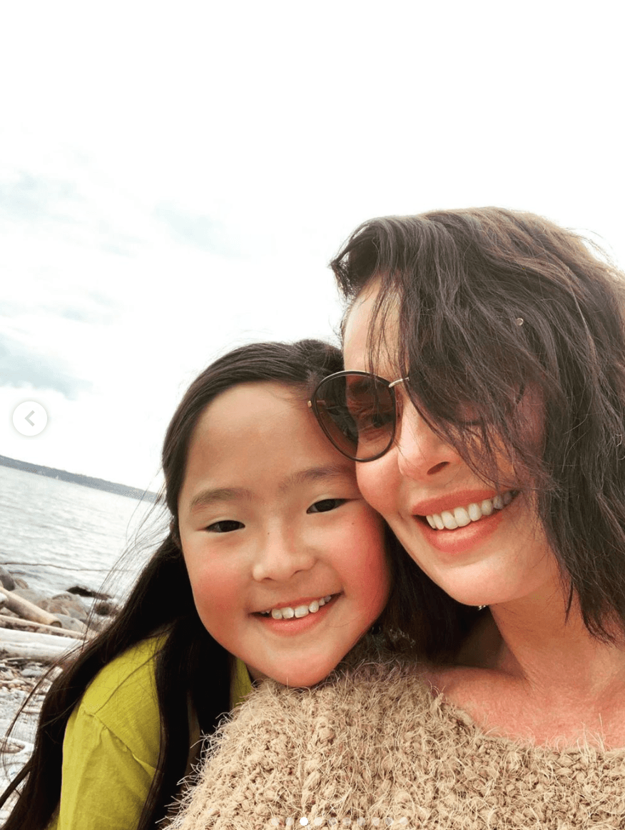 La actriz estadounidense
<b>Katherine Heigl </b>y su esposo, primero decidieron adoptar dos niñas Naleigh y Adelaide y después tuvieron un hijo biológico. En varias entrevistas, ella ha revelado que fue un deseo que tenían antes de casarse, ya que creció con una hermana que fue adoptada en Corea.