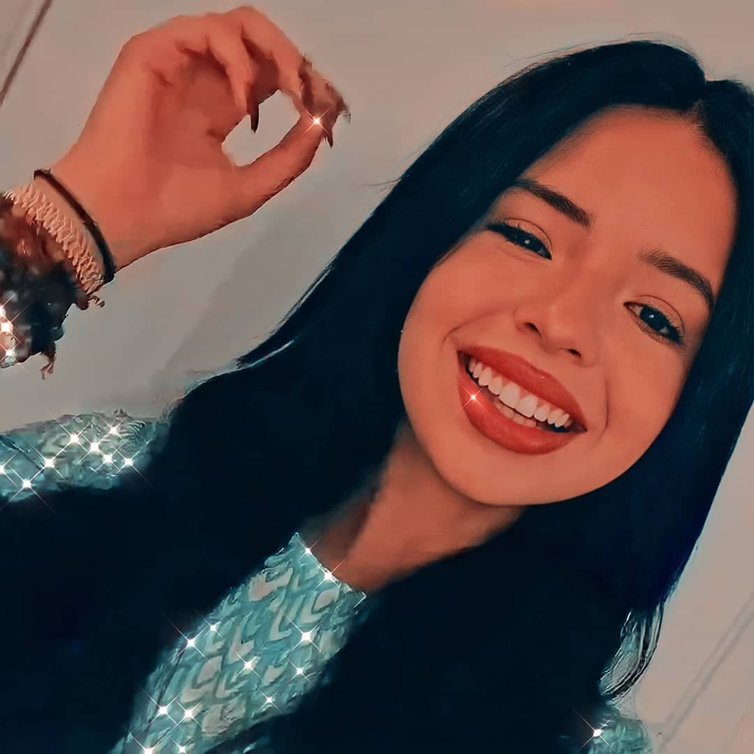 A partir de que la joven estrenó su nuevo sencillo no ha dejado de presumir diferentes looks, aprovechando su cabello largo, al estilo de Rapunzel.