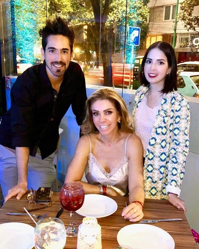 Este lunes 23 por la mañana, la conductora de Unicable, Rocío Sánchez Azuara confirmó la lamentable noticia de que su hija, Daniela Santiago Sánchez había fallecido luego de una larga batalla con la enfermedad crónica del lupus.